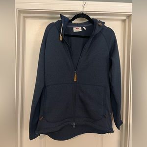 Fjall Raven zip up hoodie. Size L